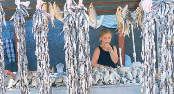 Ulrike Ottinger, Fischvorhang. Fischmarkt, die Frauen von Odessa, 2000; © Ulrike Ottinger 